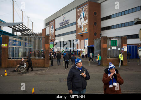 Le rassemblement des fans en dehors de l'extrémité avant de Stand Blackburn Blackburn Rovers joué Shrewsbury Town dans un Sky Bet League un appareil à Ewood Park. Les deux équipe ont été dans le top trois dans la division au début de la partie. Blackburn a gagné le match par 3 buts à 1, suivi par une foule de 13 579. Banque D'Images