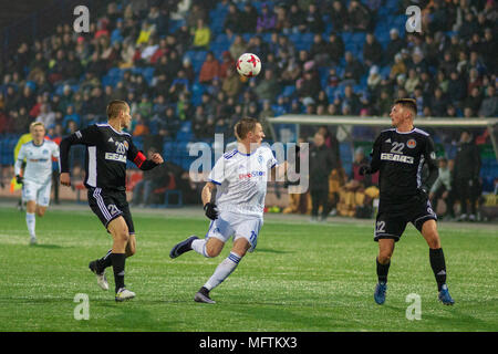 MINSK, BELARUS - 31 mars 2018 : joueurs de football se bat pour ball pendant le match de football Premier League entre le FC Dynamo Minsk et à la torpille FC FC Stade de Minsk. Banque D'Images