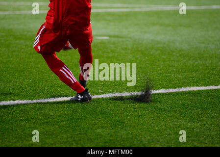 MINSK, BELARUS - 31 mars 2018 : gardien frappe la balle durant le match de football Premier League entre Dinamo Minsk et à la torpille FC FC Stade de Minsk. Banque D'Images