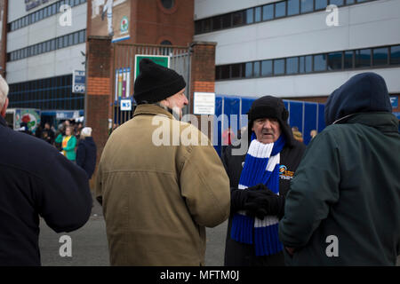 Le rassemblement des fans en dehors de l'extrémité avant de Stand Blackburn Blackburn Rovers joué Shrewsbury Town dans un Sky Bet League un appareil à Ewood Park. Les deux équipe ont été dans le top trois dans la division au début de la partie. Blackburn a gagné le match par 3 buts à 1, suivi par une foule de 13 579. Banque D'Images