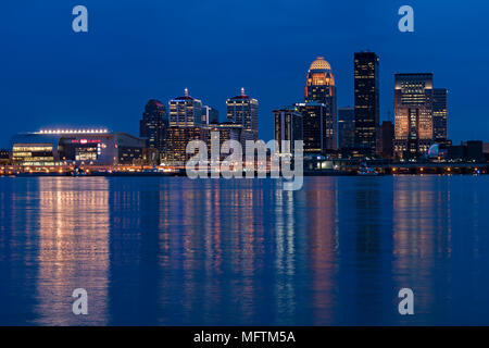 Louisville Kentucky Skyline et sa réflexion sur la rivière Ohio au crépuscule Banque D'Images