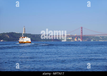 Pont du 25 avril pont suspendu sur la rivière Tejo avec ferry et de Jésus Christ le Roi statue sur l'expérience de Lisbonne, Portugal Banque D'Images