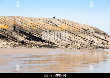 Friars Point, Barry, vu de niveau de la plage montrant clairement la géologie calcaire carbonifère du promontoire et avec des gens pour l'échelle. Banque D'Images