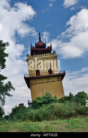 La Nanmyin tour de l'horloge. Ava palace site. Innwa. La région de Mandalay. Myanmar Banque D'Images