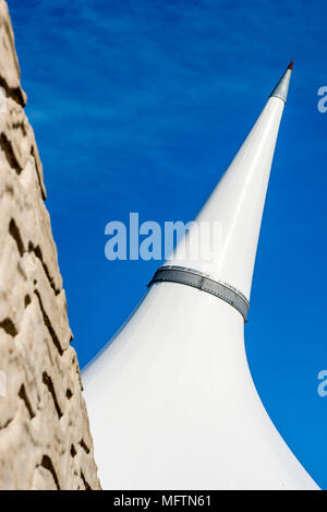 Une image presque abstraite du grand auvent en toile tendue et revêtement construit à l'île de Barry dans le cadre du programme de régénération. Banque D'Images