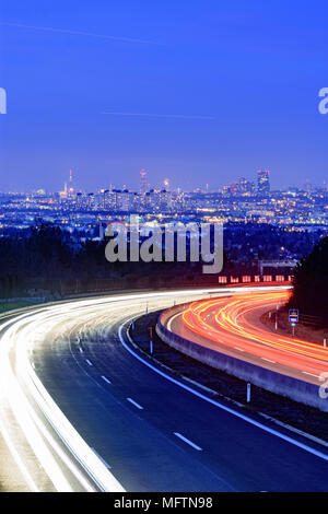 Brunn am Gebirge : autoroute A21, location lumière sentiers, voir à Vienne en Autriche, Niederösterreich, Autriche, Vienne, Wienerwald Woods Banque D'Images