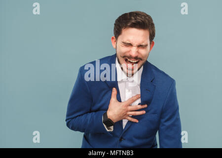 Closeup portrait du rire l'homme. Les gens d'affaires, concept richement et succès. Piscine, studio shot sur fond bleu clair Banque D'Images