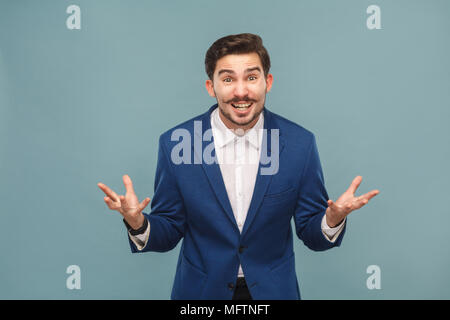 Comment vous avez fait cela ? Portrait of a souligné manager dans le travail. Les gens d'affaires, concept richement et succès. Piscine, studio shot sur fond bleu clair Banque D'Images