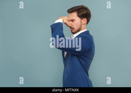 Fu, ce qui est mauvaise odeur ? Malheureux Nez fermé la main. Les gens d'affaires, concept richement et succès. Piscine, studio shot sur fond bleu clair Banque D'Images