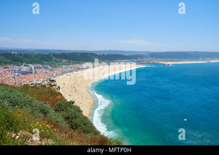 D'une vue sur la plage de Nazare riviera sur la côte de l'océan Atlantique avec Nazare ville. Portugal Banque D'Images