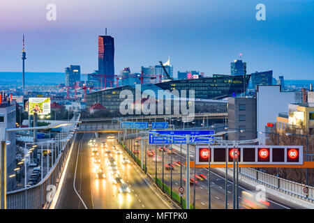 Wien, Vienne : Autoroute A23 (Südosttangente), vue de la T-Mobile-Center de T-Mobile Austria et T-Systems l'Autriche, dans le quartier de St Marx et sur Banque D'Images