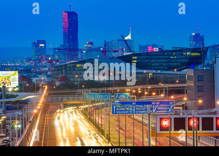 Wien, Vienne : Autoroute A23 (Südosttangente), vue de la T-Mobile-Center de T-Mobile Austria et T-Systems l'Autriche, dans le quartier de St Marx et sur Banque D'Images