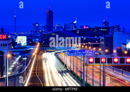 Wien, Vienne : Autoroute A23 (Südosttangente), vue de la T-Mobile-Center de T-Mobile Austria et T-Systems l'Autriche, dans le quartier de St Marx et sur Banque D'Images