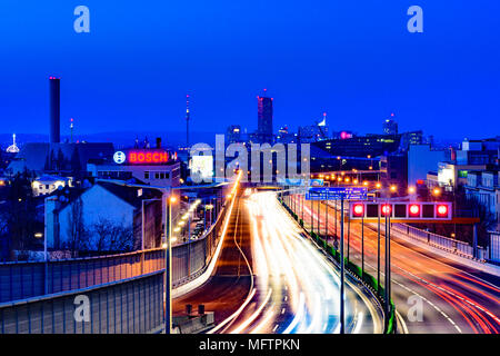 Wien, Vienne : Autoroute A23 (Südosttangente), vue de la T-Mobile-Center de T-Mobile Austria et T-Systems l'Autriche, dans le quartier de St Marx et sur Banque D'Images