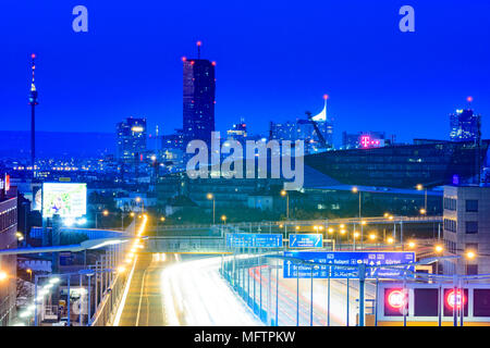 Wien, Vienne : Autoroute A23 (Südosttangente), vue de la T-Mobile-Center de T-Mobile Austria et T-Systems l'Autriche, dans le quartier de St Marx et sur Banque D'Images