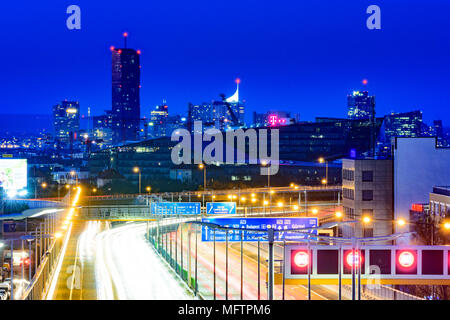 Wien, Vienne : Autoroute A23 (Südosttangente), vue de la T-Mobile-Center de T-Mobile Austria et T-Systems l'Autriche, dans le quartier de St Marx et sur Banque D'Images