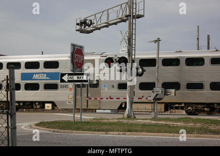 Metra train roulant à travers un croisement de rue de Chicago. Banque D'Images