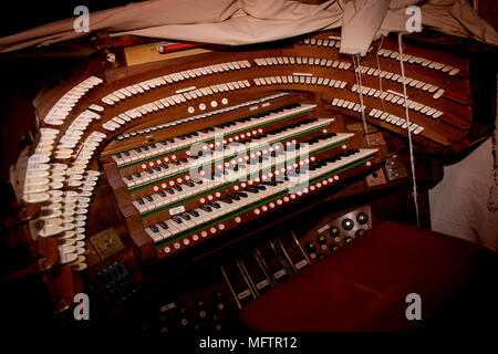 L'orgue au-dessous de la scène du théâtre à Brighton Dome photographié en 2014 avant son refurb qui a commencé en 2017. Banque D'Images