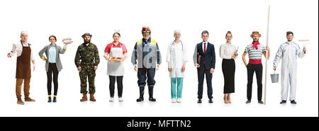 Collage sur différentes professions. Groupe d'hommes et femmes en uniforme debout au studio isolé sur fond blanc. Longueur totale de personnes avec dif Banque D'Images