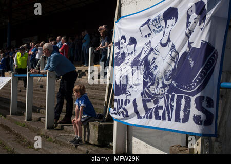 Accueil fans dans le hangar regarder la première demi-action à Palmerston Park, Dumfries comme reine du Midi a accueilli un Dundee United en championnat écossais. La maison a joué dans le même sol depuis sa création en 1919. Queens a remporté le match 3-0 vu par une foule de 1 531 spectateurs. Banque D'Images