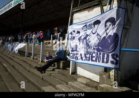 Accueil fans dans le hangar regarder la première demi-action à Palmerston Park, Dumfries comme reine du Midi a accueilli un Dundee United en championnat écossais. La maison a joué dans le même sol depuis sa création en 1919. Queens a remporté le match 3-0 vu par une foule de 1 531 spectateurs. Banque D'Images