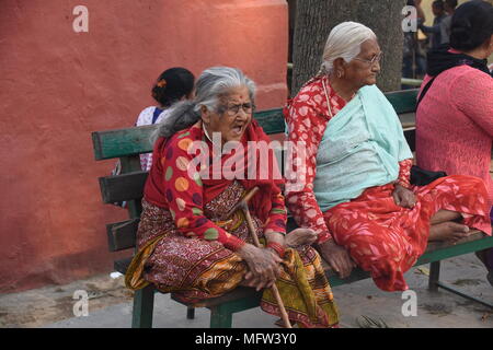 Katmandou, Népal - Mars 24, 2018 : vieux mesdames hindou assis sur le banc Banque D'Images