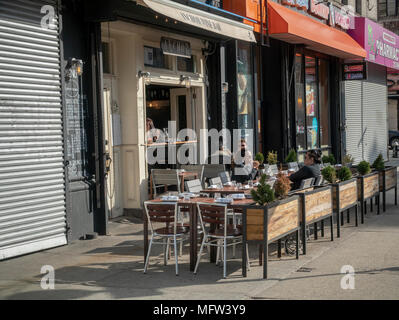 Le brunch en plein air à Broadway dans le quartier de Harlem à New York le Samedi, Avril 21, 2018. (© Richard B. Levine) Banque D'Images