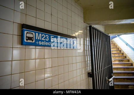 Un signe dans le métro direction voyageurs à la sélectionner sur le bus Service de bus M23 route dans Chelsea à New York le lundi 23 avril, 2018. NYCTA Président Andy Byford, a annoncé le Plan d'Action 'BUS', une refonte complète du système de transport de surface de la ville y compris l'introduction d'autobus à deux étages, l'augmentation de la capacité de payer avant l'embarquement et d'une app pour vérifier si les sièges sont disponibles. Le nombre de bus est tombé dans la ville. (Â© Richard B. Levine) Banque D'Images