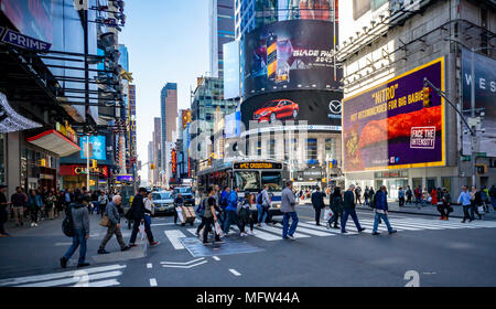 Un bus sur la route M42 à Times Square à New York le lundi 23 avril, 2018. NYCTA Président Andy Byford, a annoncé le Plan d'Action 'BUS', une refonte complète du système de transport de surface de la ville y compris l'introduction d'autobus à deux étages, l'augmentation de la capacité de payer avant l'embarquement et d'une app pour vérifier si les sièges sont disponibles. Le nombre de bus est tombé dans la ville. (Â© Richard B. Levine) Banque D'Images