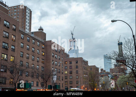 L'énorme développement d'Hudson Yards plane sur la NYCHA Fulton complexe d'appartements à Chelsea à New York le mardi, Avril 24, 2018. (© Richard B. Levine) Banque D'Images