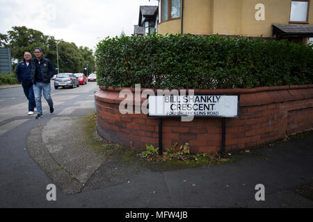 Deux partisans à marcher en direction de Bill Shankly Crescent près du stade avant de Preston North End prendre sur la lecture dans un match de championnat à Deepdale EFL. L'équipe à domicile a remporté le match 1-0, la Jordanie Hughill la correction de l'objectif seulement après 22 minutes, suivi par une foule de 11 174. Banque D'Images