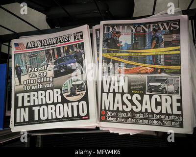 Journaux de New York le mardi, Avril 24 rapport sur l'attaque de la journée précédente à Toronto, Canada, où Alek Minassian a conduit un van loué dans une rue achalandée de Toronto, tuant 10 personnes et en blessant 15. (Â© Richard B. Levine) Banque D'Images