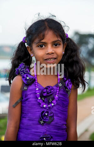 Petite fille non identifiée sur la rue de Nuwara Eliya, Sri Lanka. Banque D'Images