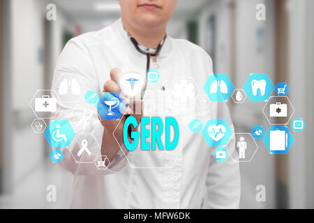 Médecin avec stéthoscope et mot GERD, Gastroesophageal reflux disease in Medical connexion réseau sur l'écran virtuel sur le background de l'hôpital Banque D'Images