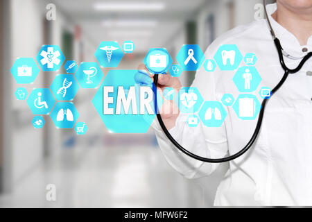 Les dossiers médicaux électroniques. EMR sur l'écran tactile avec des icônes de la médecine sur l'arrière-plan flou, médecin à l'hôpital.L'innovation, de traitement des données, de service Banque D'Images