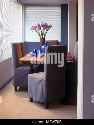 Table à manger en bois et couvert en chaises chambre bleue Banque D'Images