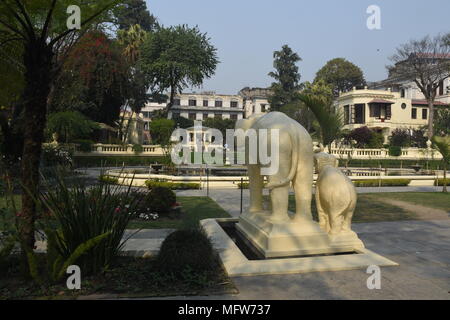 Katmandou, Népal - Mars 25, 2018 : des statues d'éléphants dans le jardin des rêves Banque D'Images