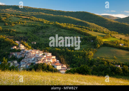 Derniers rayons de soleil du soir sur la ville médiévale de Preci dans la Valnerina, parc national Monti Sibillini, Ombrie Italie Banque D'Images