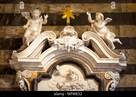 Angelots et richement décoré de sculptures de marbre sur le mur à l'intérieur de la cathédrale de Pise (Santa Maria Assunta), Pise, Toscane Italie Banque D'Images