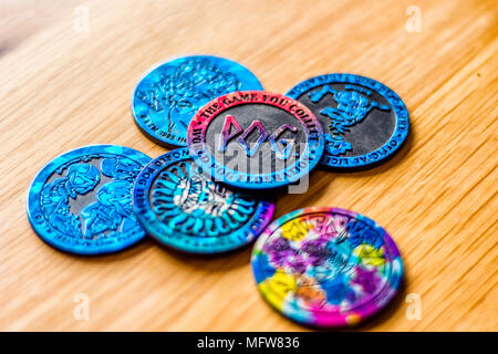 Programme mondial de Russie Slamers. Ronde en plastique Pogs.1990 jeu pour les enfants. Groupe de pogs sur une table. Banque D'Images