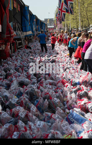 Derrière la ligne d'arrivée sur le centre commercial de la Vierge Argent Marathon de Londres 2018 avec des coureurs d'une consigne, London, UK Banque D'Images