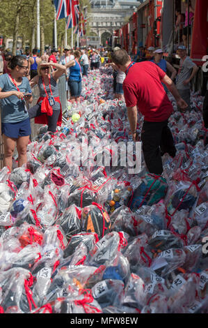Derrière la ligne d'arrivée sur le centre commercial de la Vierge Argent Marathon de Londres 2018 avec des coureurs d'une consigne, London, UK Banque D'Images