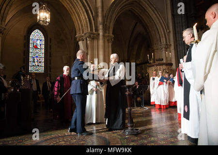 Patrick Leahy, commissaire adjoint de Garda, présentant le cœur de Laurence O'Toole à l'archevêque de Dublin, le Dr Michael Jackson de la plupart Revd à la cathédrale Christ Church de Dublin, après que la relique qui a disparu depuis six ans a été retrouvé intact. Banque D'Images