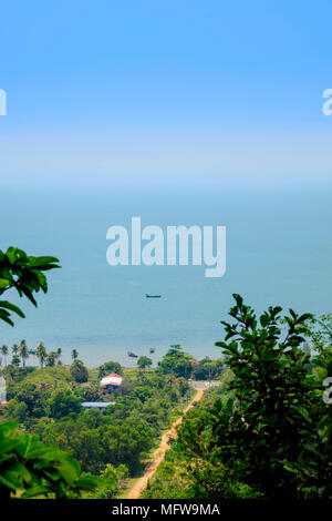 Vue sur le village de Kep dans la province de Kampot, au Cambodge par le Parc National de Kep, montrant la mer de Chine du Sud et bâtiments de l'hôtel Banque D'Images