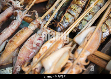 Calmar bébé barbecue à un décrochage dans le marché du crabe à Kep village, Cambodge Banque D'Images