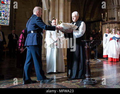 Sous-commissaire Garda Patrick Leahy présentant le coeur de Laurence O&Otilde;Toole à l'archevêque de Dublin, plus le Pasteur Dr Michael Jackson à la Cathédrale Christ Church à Dublin, après la relique qui a disparu depuis six ans a été récupéré intact. Banque D'Images