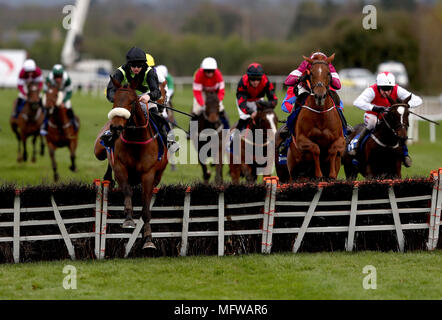 Aube Ombre (gauche) monté par jockey Rachael Blackmore efface le dernier sur la façon de gagner le Close Brothers Mares Novice Hurdle durant la troisième journée du Festival à Punchestown 2018 Punchestown Racecourse, comté de Kildare. Banque D'Images