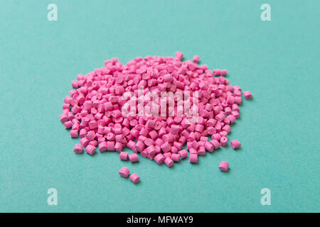 Les granulés plastiques . Colorant pour polymères en granules. Les matières premières en plastique en granulés pour l'industrie Banque D'Images