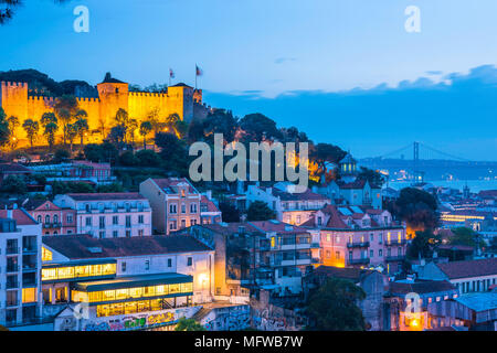 Portugal Voyage ville, vue de nuit sur les toits de la vieille ville colorée Mouraria zone vers le Rio Tejo dans le centre de Lisbonne, Portugal Banque D'Images