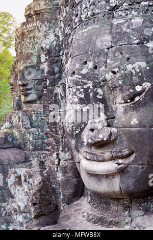 Bouddha souriant face au temple Bayon à Angkor, Cambodge, tourné sur une journée ensoleillée Banque D'Images